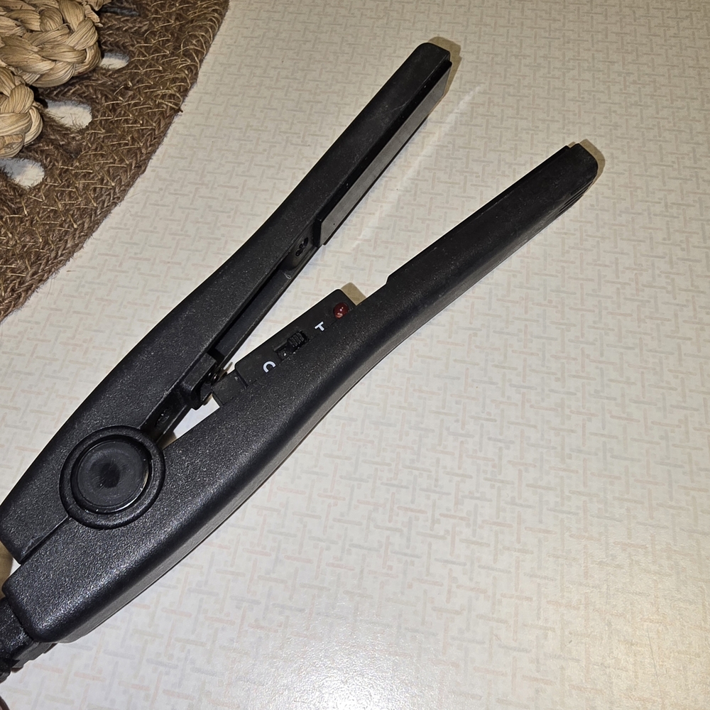 BedHead Yellow and Black Hair Straightener - Picture 3 of 8